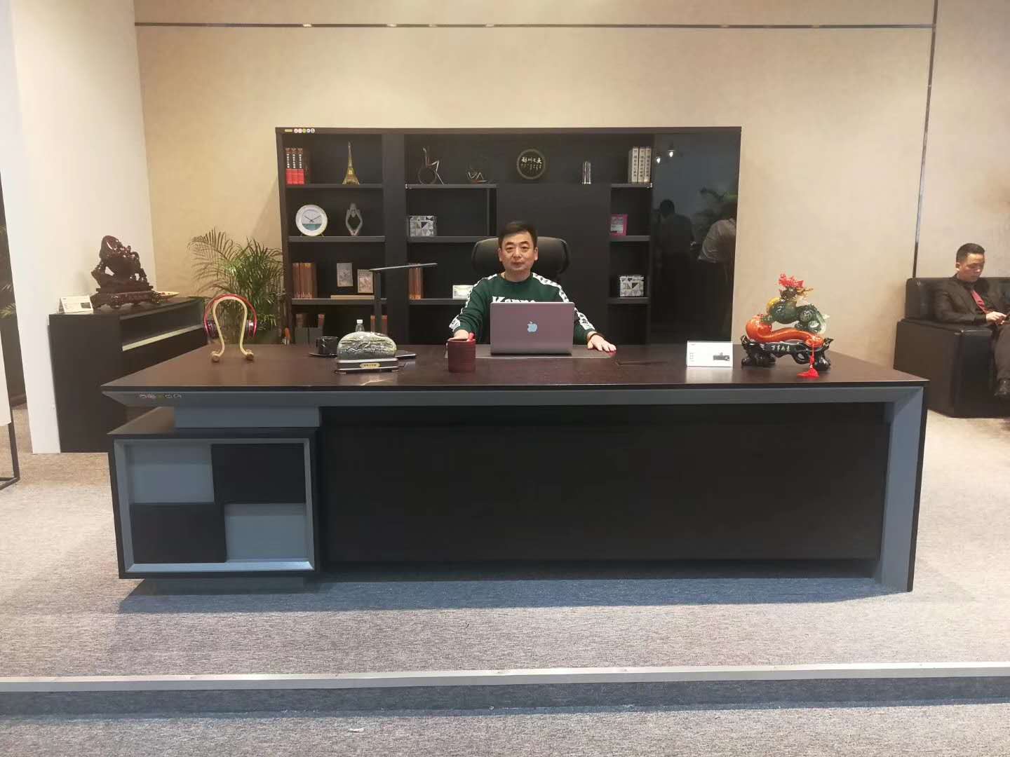 辛兆波董事長參加廣州國際家具展并簽訂大訂單，更好的服務(wù)客戶